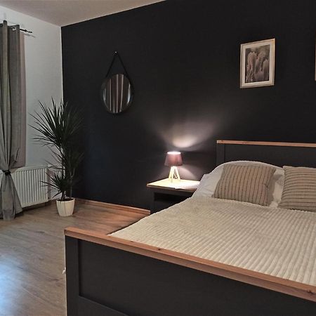Cztery Katy W Rynku Apartment Walbrzych Bagian luar foto